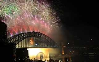 组图：悉尼大桥焰火率先迎接2011新年