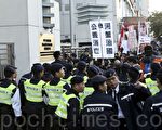 警方派出大量警力在中联办正门，把示威者重重包围。（摄影: 余钢  / 大纪元）