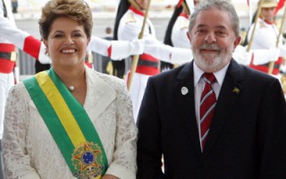 巴西首位女總統雨中就職