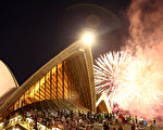 随着跨年倒计时的钟声响起，澳洲人以欢呼声、啤酒，伴随着一些泪水，迎来了新的一年。由于今年新年期间天气的影响，全国各省的人们以各种不同的方式和心情，举行了跨年庆祝活动，迎接2011年。（Jeremy Ng/Getty Images)