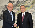 2011年1月5日，美國特使博思沃斯（左，Stephen Bosworth）和韓國外務部長官金晟煥（Kim Sung-Hwan）在外交部會見，探討朝鮮半島局勢。（JUNG YEON-JE/AFP）