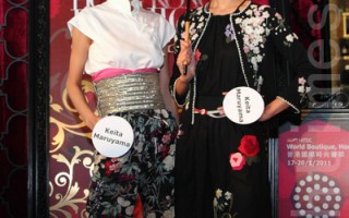香港2011时装节秋冬系列除了国际知名品牌外，并展示国际顶尖时装设计师的作品。图为模特现场展示。（摄影：潘在殊/大纪元）
