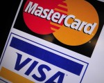 信用卡標誌，你和信用卡公司之間的合約上有許多保護用戶的條文，可以幫助你購物時決定是付現金還是信用卡。(KAREN BLEIER/AFP/Getty Images)