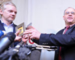 1月17日将2片机密光碟交给维基解密创办人亚桑杰（左）的艾莫（右）。（AFP）