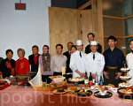 图：多伦多顶级日裔厨师及义工们在新闻会上展示精美食品。（摄影：伊铃/大纪元）