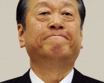 因「陸山會」收支報告書不實事件，日本執政黨民主黨前黨魁小澤一郎將在下周初遭到「強制起訴」。圖為2010年12月28日，小澤一郎在東京的新聞發布會。（圖片來源：JIJI PRESS／AFP）