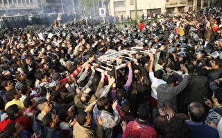 上万名埃及群众25日走上街头，群众与军警26日发生冲突，至少造成3死46 伤。（AFP）