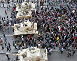 埃及各地的示威者再次走上街头，政府出动了军队，但到目前为止示威群众把军人当作英雄来对待。（AFP PHOTO/KHALED DESOUKI ）