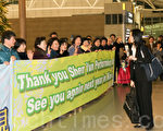上百名韩国观众欢送神韵，期待明年再见，图为神韵国际艺术团团长李维娜向观众说再见。（摄影: 金国焕 / 大纪元）