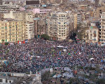 埃及军方31日发表声明，表示将不会对要求总统穆巴拉克下台的街头示威者使用武力。图为31日在开罗，示威者无视宵禁，仍聚集在塔利尔广场示威。(Photo by Peter Macdiarmid/Getty Images)