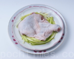 大厨示范马铃薯炖鸡 原来鸡小腿是这样去骨的