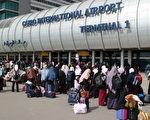 2月3日大批外國人湧入開羅國際機場，打算儘快撤離埃及。（圖片來源： MICHEL MOUTOT / 2011 AFP）