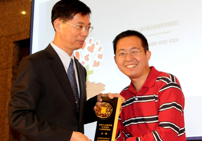 国中就与父亲倪兆成救猫狗的倪京台（右一）说，救援受虐猫狗16年，他们见到人性光明面与最黑暗面，他相信生命的意义是“有多少能力，做多少事”。（图为倪京台提供/中央社）
