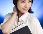 金贤珠在《伙伴情人》中演单亲妈妈兼菜鸟律师。(图／纬来戏剧台提供)