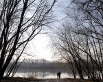 一对情侣站在马里兰州的波多马克河岸﹐眺望对岸的维吉尼亚州。波多马克河分隔了马州和维州，但是两地文化的沟壑似乎比这条河更宽。（图片来源：MANDEL NGAN / 2005 AFP）