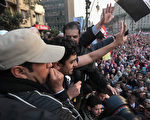 埃及反政府示威抗议活动即将进入第17天。图为2月8日在开罗在塔利尔广场，30岁的谷歌中东及北非行销主管古奈姆（Wael Ghonim，左2）向广场上数以千计的反政府示威者演讲，要求总统穆巴拉克辞职。(Photo by John Moore/Getty Images)