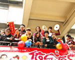 《依家有喜》眾演員乘坐花車由金鐘到中環，大受香港市民及自由行旅客歡迎。（攝影：潘璟橋／大紀元）