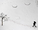 2011年2月9日晚，北京终于迎来入冬以来的第一场雪。（AFP PHOTO/Frederic J. BROWN ）