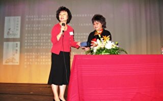 美国畅销幽默作家吴玲瑶在休演讲