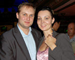 2011年2月16日，丹尼斯‧伯瑞肯（Denis Burykin）和奧爾加‧伯瑞肯（Olga Burykin）夫婦倆一起來看神韻演出。（攝影： 莎‧亞當斯/大紀元）