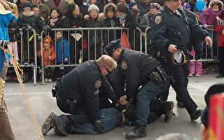 骚扰法轮功游行的暴徒被纽约警方控上法庭