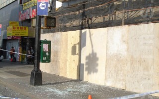 法拉盛缅街玻璃掉落砸伤路人