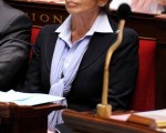 法外交部长渡假起风波 反对党吁辞职