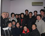 上海維權人士、訪民們於2011年2月22日探望所外就醫提前釋放的毛恆鳳後留影(訪民提供)