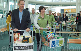 温哥华机场捐食品 扶贫兼助环保