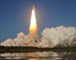 2011年2月24日，美國發現號航天飛機從佛羅里達肯尼迪太空中心升空，踏上最後一次太空旅行。（AFP PHOTO/Stan HONDA）