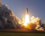 美国“发现号” 航天飞机，2月24日下午在隆隆的响声及观众的掌声中，成功地最后一次被送入轨道（摄影: Getty Images ）