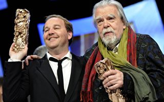 2011年2月25日，法国导演扎维埃‧博瓦（Xavier Beauvois，左）执导的影片《人与神》赢得了最佳影片奖，该影片男演员迈克尔‧朗斯代尔（Michael Lonsdale，右）获得最佳男配角奖。（AFP PHOTO / BERTRAND GUAY）