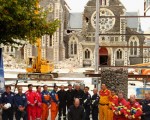 2011年3月1日，新西蘭全國默哀2分鐘悼念死難者，基督城的救援隊員也停下手邊的工作低頭默哀。(AFP PHOTO)