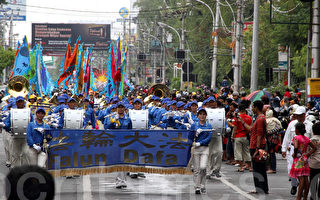 印尼法輪功學員受邀參加嘉年華會遊行