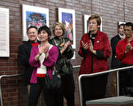 出席“台灣畫境”典禮的中外人士。前排著紅色中式外套為北卡州務卿Elaine Marshall女士，左為僑務委員庄惠瑾女士，中間。（（攝影: 谢漫雪 / 大紀元）