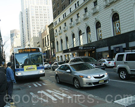 曼哈頓先驅廣場和帝國大廈之間的第34街將不會禁止私家車通行。(攝影：黎新/大紀元)