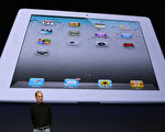 苹果第2代平板电脑iPad2正式亮相，预计3月11日起在美国上市。图为3月2日在旧金山耶巴布埃纳艺术中心，苹果首席执行官史蒂夫乔布斯披露iPad2新产品。（AFP）