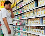 过去三个月内全球粮食价格飙升了41%，奶粉涨价可能会推动粮食成本价格创记录。图为2010年7月9日，北京一位男子在超市选购奶粉（图片来源：Franko Lee／AFP）