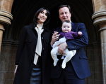 英国首相幼女已经半岁 活泼可爱