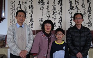 興安國小校長李舜隆(左)、5年3班級任老師(右)、羅淑卿會長(左2)與其在興安國小5年3班就讀的孩子合照。（攝影：李擷瓔／大紀元）
