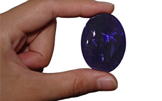 珠宝达人话珠宝：神奇的变色紫方钠石