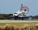 圖為美國「發現號」太空船在國際太空站完成幾近完美的最後一次任務後，於3月9日在佛羅里達州卡納維拉爾角肯尼迪航天中心著陸。(Photo by Joe Raedle/Getty Images)
