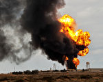 由於利比亞內亂仍在繼續，中東地區多個國家反獨裁運動方興未艾，多個產油國的不穩定局勢導致全球對油價的擔憂，石油價格進一步上漲。利比亞一個Ras Lanuf小鎮的石油設施遭爆炸襲擊。(SCHMIDT/AFP/Getty Images)