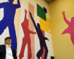 台灣留學生謝燦羽為波昂公共空間創作多幅壁畫作品，包括在Friedrich-List-Beruf Kolleg體育館10公尺高的外牆以籃球場為主題的繪畫。（謝燦羽提供）