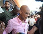 海地第2轮总统大选21日开出的部分结果显示，人气歌手马特莱（Michel Martelly）可能赢得压倒性胜利。3月20日，图为马特莱到太子港投票站投票。（图片来源：THONY BELIZAIRE／AFP）