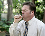 長期較嚴重的乾咳是特發性肺纖維化疾病的主要症狀之一，獲得正確診斷之前，患者常常被誤診。（ Fotolia）