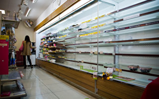 東京市區的店鋪對部分商品採取限購措施。圖為2011年3月18日，東京，超商的商品被搶購一空（AFP PHOTO / VOISHMEL）