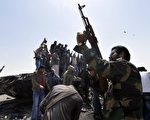 卡扎菲的非洲佣兵成为反抗军愤恨的对象。图为阿杰达比亚的一群反抗军。(AFP PHOTO / ARIS MESSINIS)