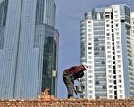 中央調控期限到，九成城市未公佈今年房價調控目標。圖為上海一處建房工地（AFP）