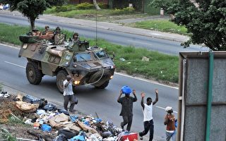 科特迪瓦內戰，砲聲隆隆。目前，瓦塔拉的武裝暫時退到阿比讓的北部，聲稱將再次攻擊巴博的總統府。圖為2011年4月1日，法國駐特迪瓦部隊在阿比讓街頭巡邏。（AFP PHOTO/ ISSOUF SANOGO）